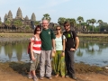 Photo de famille devant Angkor Wat