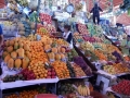 Mercado San Camilo - stand de fruits et poupée bizarre pendue