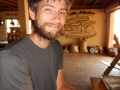 Arnaud est content de boire un bon café