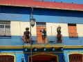 La rue Camilito, dans La Boca - Au balcon, 3 vedettes argentines : Diego Maradona (footballer de légende), Eva Peron (première dame qui a eu une grande influence politique) et Carlos Gardel (chanteur de tango)