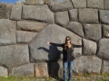 Mur entourant Sacsayhuaman (Virginie pour échelle)