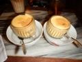 Dégustation d'un "egg coffee" : oeuf battu sur un fond de café noir : pas mal !