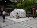 Temple dans les rue de Kyoto - ici, il faut écrire son souhait sur un papier et le déposer sur le rocher avant de passer dessous pour que celui-ci se réalise