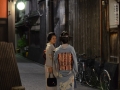 Gion - En bleu, de dos, une geiko