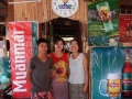 Le village de Kyaikmaraw - La cuisinière et ses serveurs de la pause déjeuner