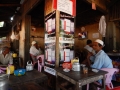 Le village de Kyaikmaraw - Les hommes au café regarde le sport