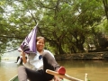 Tam Coc - balade en bateau : on pagaye avec les pieds ici... Et oui, sinon comment on tient son parapluie/sol ?