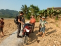 Phong Nha - En scooter : on a presque failli avoir un problème, mais avec un petit coup de main de ces messieurs, on a pu repartir facilement.