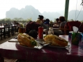 Vue sur sandwich (et oui, il y a des sandwichs avec de la baguette au Laos !) et montagnes