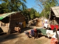 Petit quartier de Pakokku aux habitations sommaires et aux habitants accueillants