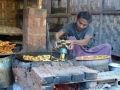 Petit quartier de Pakokku - démonstration de la confection des patisseries locales