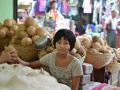 Le marché de Pakokku - on y vend des noix de coco