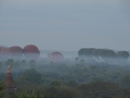 Champs de montgolfières dans la brume