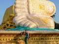 Mya Tha Lyaung "modern reclining Buddha" - Il a de belles plantes de pied lui !