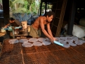 Ballade en tuk tuk - Confection de galettes de riz