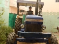 Arnaud sur un tracteur