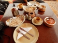 Naan, curry de pommes de terres et tomates cuites, omelette au curry