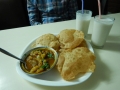 Curry, pois chiches, puris, et 2 banana lassis