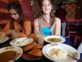 Petit déjeuner indien : soupe, puri, fromage blanc bananes. Très très très épicé!