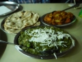 Divers curry indiens avec des chapatis