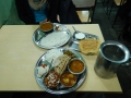 Un thali bien garni à Varanasi