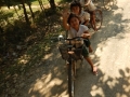 Sur la route les enfants s'arrêtent pour nous faire coucou !