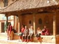 Bhaktapur - Les anciennes discutent au soleil