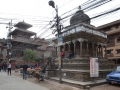 Patan - Un temple et des fils électriques (on comprend mieux les problèmes d'alimentatiion)