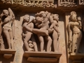Un couple entouré par des apsaras