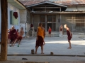 Nyaung Shwe - Des moines jouent au foot