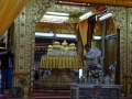 Sur le lac - Statues de Bouddha (un peu trop) recouvertes de feuilles d'or