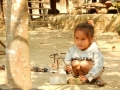 Muang Noi Neua - Village, enfant jouant avec un couteau