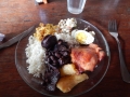 Déjeuner brésilien avec feijoda et manioc frit