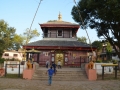 Les enfants jouent devant un temple