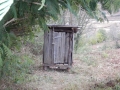 J1 - Les toilettes (ou la cabane au fond du jardin)
