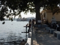 Les enfants et les hommes en train de se baigner dans le lac